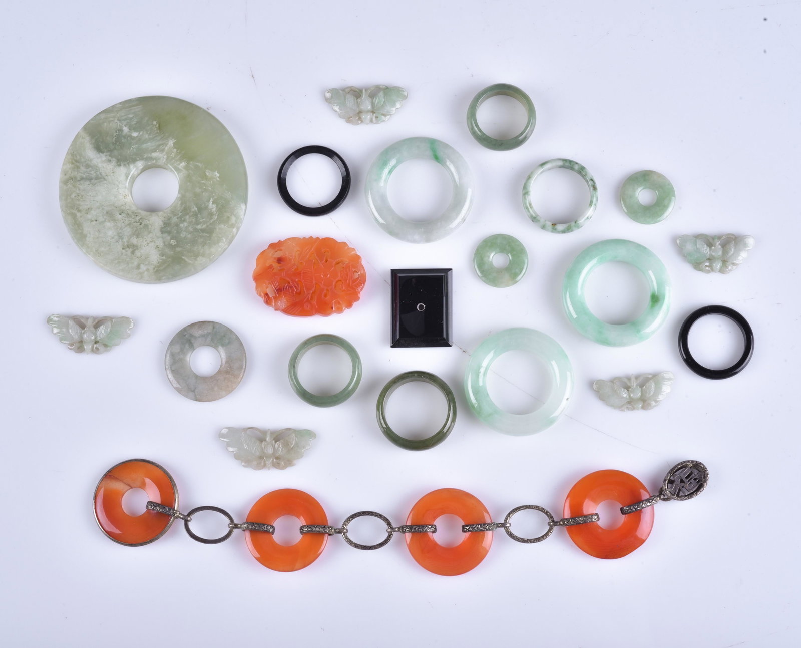 (20) jade/carnelian/onyx rings, pendants, disc: (20) jade/carnelian/onyx rings, pendants, disc, largest 2 1/4" smaller ones about 3/4"