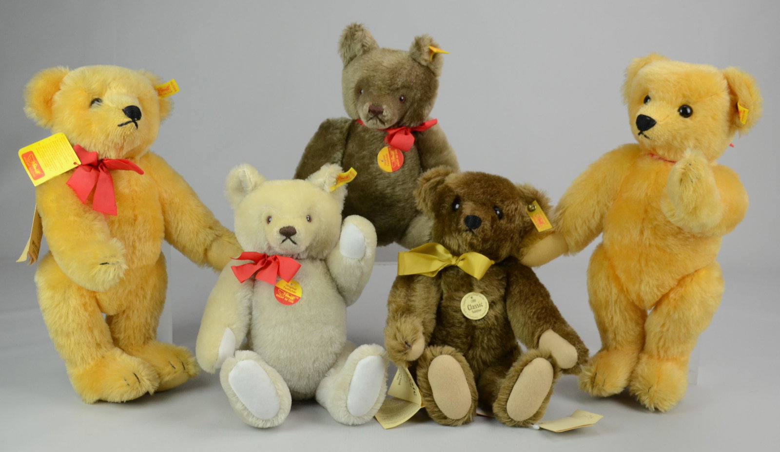 (5) Steiff Bears: (5) Steiff bears c/o (2) Original Replica 1909 bears, and (3) assorted replica bears.