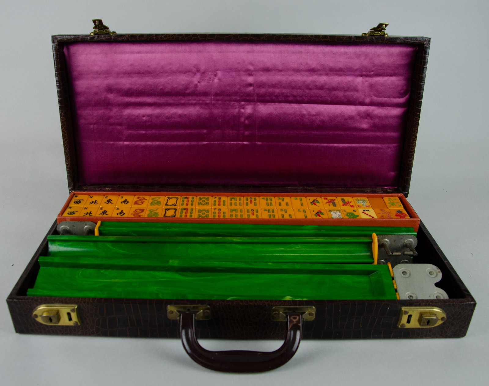 Chinese Mahjong Set: Chinese Mahjong set in faux alligator case, approx. 160 tiles, 4 tile holders