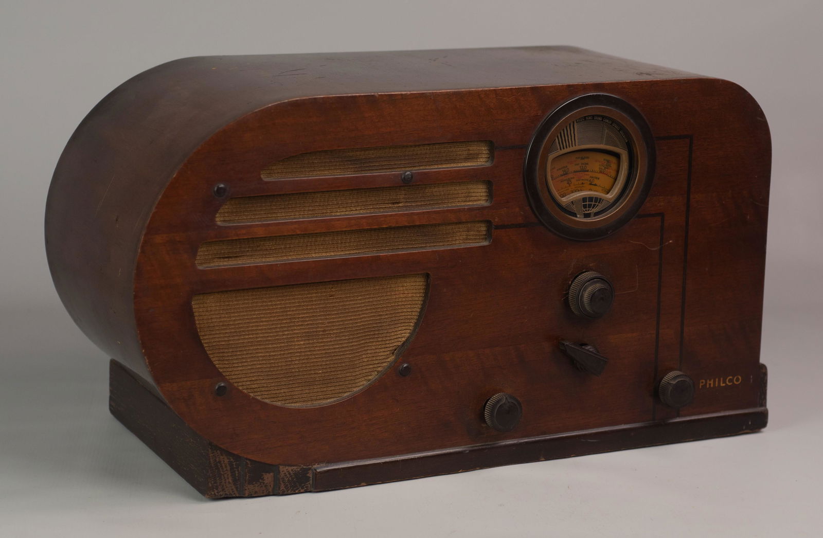 Philco Bullet Style Tube Radio Model 37-610 (1 of 2)