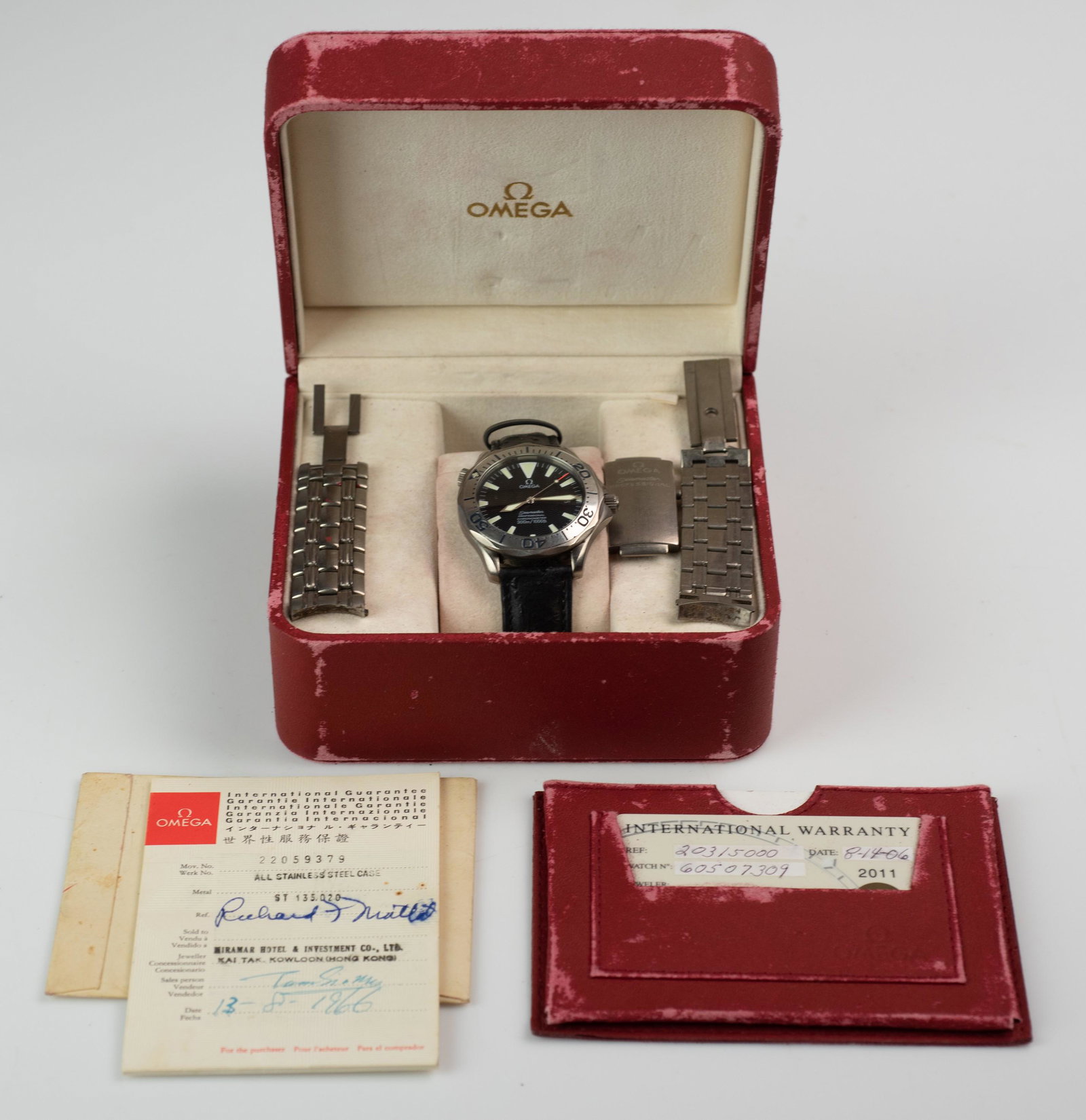 Omega Seamaster Professional Chronometer 300M Automatic: Omega Seamaster Professional Chronometer 300M automatic. In worn condition with replaced band, original band included but need repair. Functioning at time of review, no warranty intended.