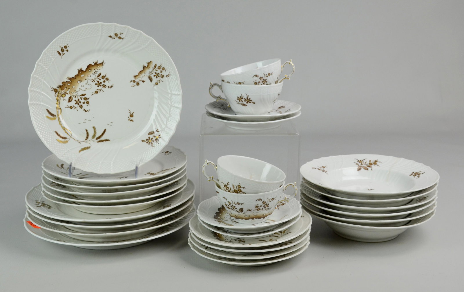 (28) Pcs Richard Ginori Dinnerware 0828M: (28) Pcs Richard Ginori dinnerware 0828M c/o (4) dinner plates, (4) teacups, (4) saucers, (6) salad plates, (6) bowls, and (4) b+b plates.