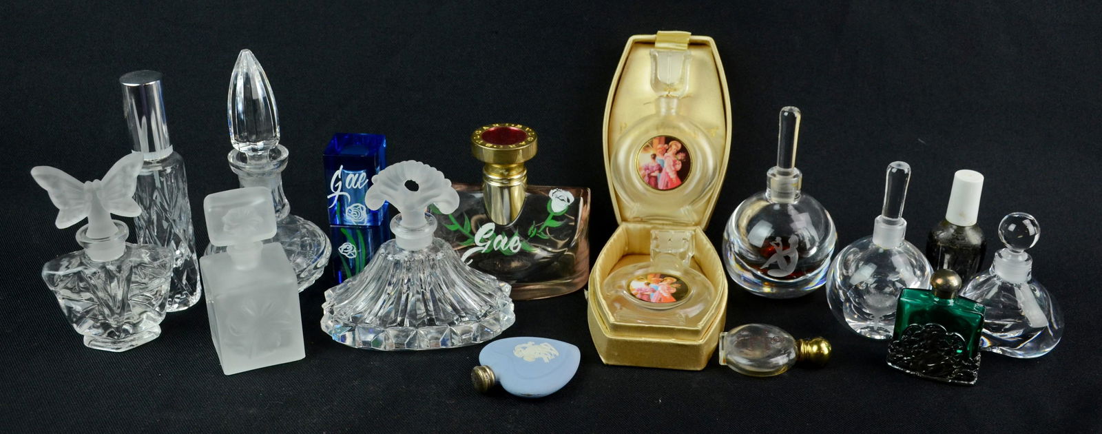 (16) Perfume Bottles: (16) Perfume bottles, including Wedgwood, Orrefors, Bvlgari, Gae, Jean Desprez, tallest 6"