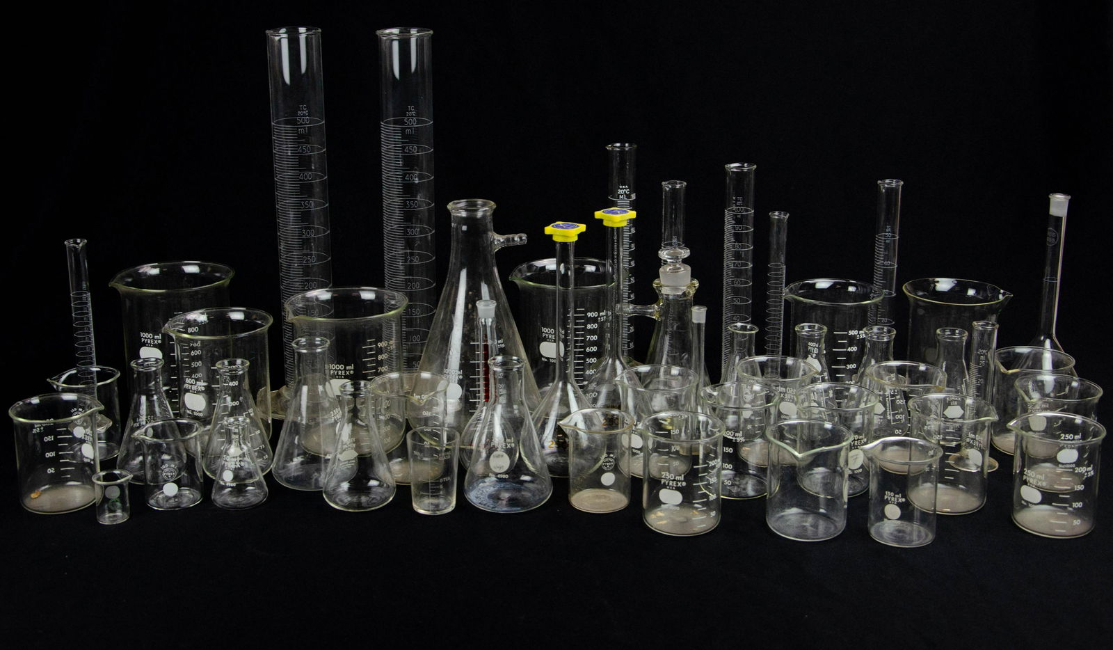 40+ Pyrex Scientific Items: 40+ Pyrex scientific items c/o several Pyrex no. 1000 beakers in 15 ml-900ml, handled beakers no. 5340, and several graduated cylinders, 5-1/2"-15", w/some losses