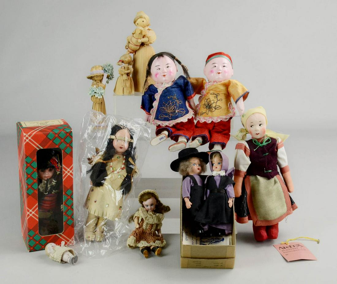 (12) Pc Doll Grouping: (12) Pc doll grouping c/o (2) Amish dolls in traditional garb, Hungarian doll in traditional garb, (2) Chinese dolls male and female with articulated arms and painted paper mache heads, (2) corn husk