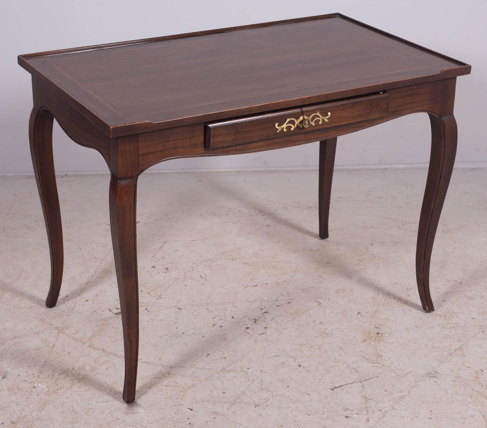 Henredon French style walnut one drawer desk: Henredon French style walnut one drawer desk, banded top, 29-1/2" h x 42" w x 24" d