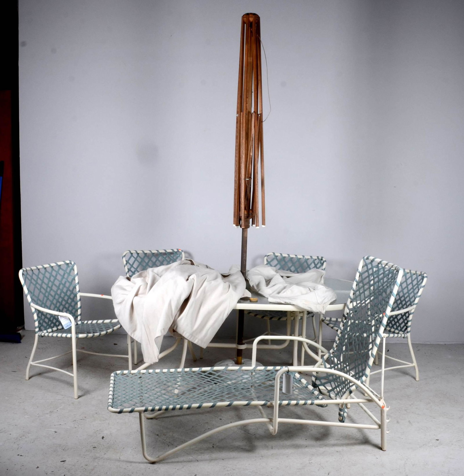 (6) pc Brown Jordan patio set w/ umbrella: (6) pc Brown Jordan patio set w/ umbrella, c/o glass top oval table, 4 blue webbed armchairs, blue webbed chaise lounge, interchangeable umbrella with two tops, table 27-1/2" h x 71-1/2" w x 41-1/2" d