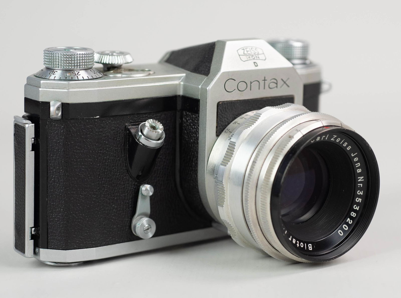 Zeiss Ikon Contax D 35mm SLR w/ Zeiss Lens: Zeiss Ikon Contax D 35mm SLR camera with Carl Zeiss Jena Biotar 1:2 f=58mm "Red T" lens. Optics on lens are free of haze and fungus, some dust inside the elements. Body in very good cosmetic condition