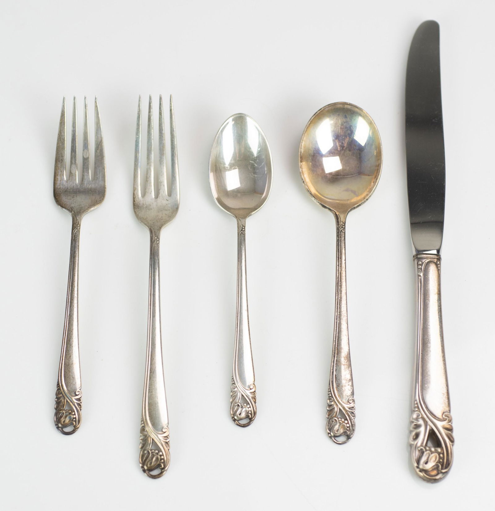 (40) Pc International Sterling Flatware 'Spring Glory': (40) Pc International sterling flatware 'Spring Glory' c/o (8) dinner knives, 9-1/4", (8) dinner forks, 7-1/4", (8) salad forks, 6-1/2", (8) teaspoons, 6", (8) soup spoons, 6-1/2", 44 T.O