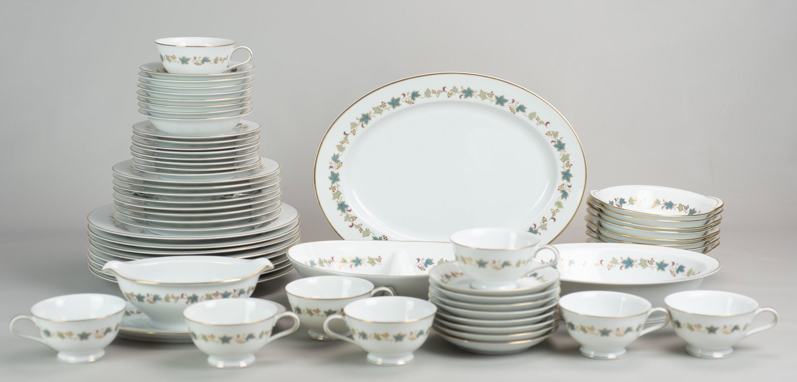 (60) Pcs Noritake: (60) Pcs Noritake 'Gold Vine' c/o (8) dinner plates (1 with chip), (8) salad plates, (8) b and b plates, (8) fruit bowls, (8) lugged cereal bowls (8) teacups, (8) saucers, (1) sauce boat with undertra