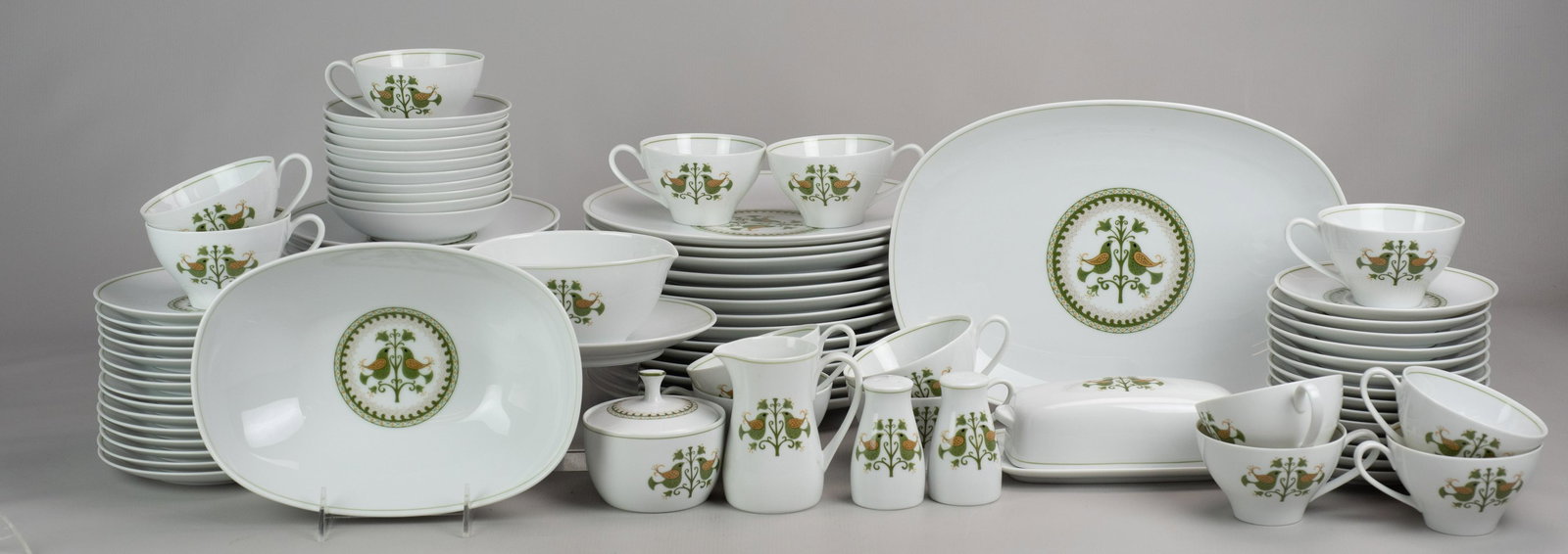 (89) Pcs Noritake 'Hermitage': (89) Pcs Noritake 'Hermitage' c/o (14) dinner plates, 10-1/2", (14) salad plates, 8", (15) b + b plates, 6-3/8", (10) fruit bowls, (14) teacups, (14) saucers, (1) sauce boat with undertray, (1) oval s