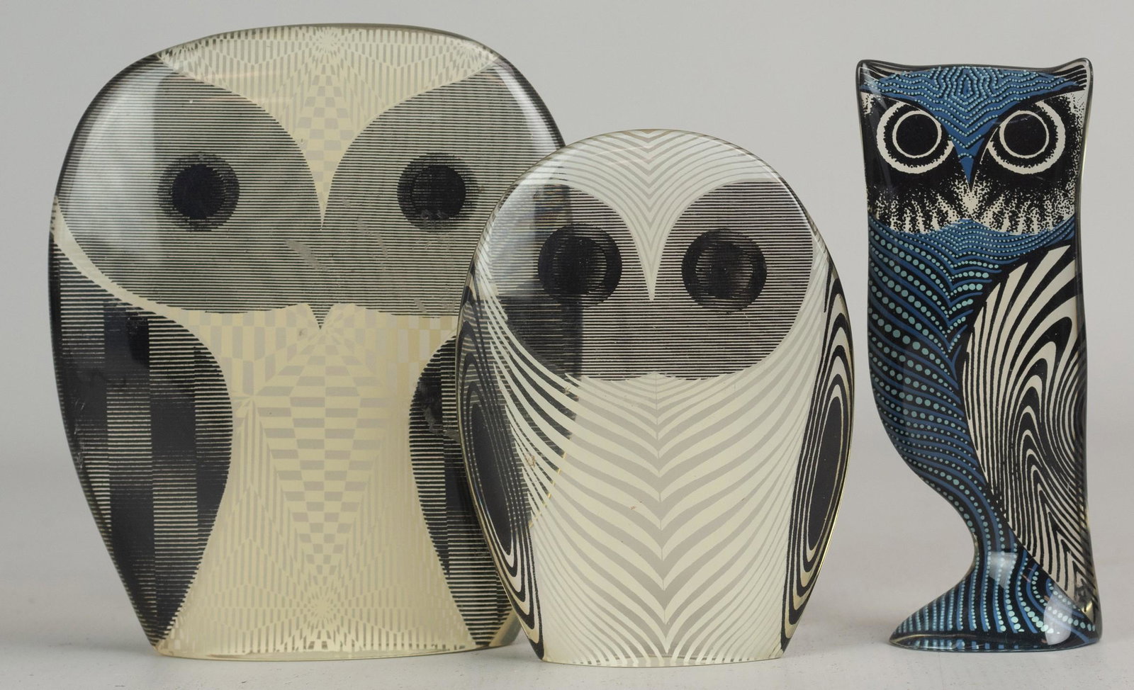 (3) Abraham Palatnik Lucite Owl Figures: (3) Abraham Palatnik (Brazil) mid-century lucite owl figurines, unsigned, c/o kinechromatic blue & black, (2) black & white op art, largest 5-1/2" h x 4-3/4" w