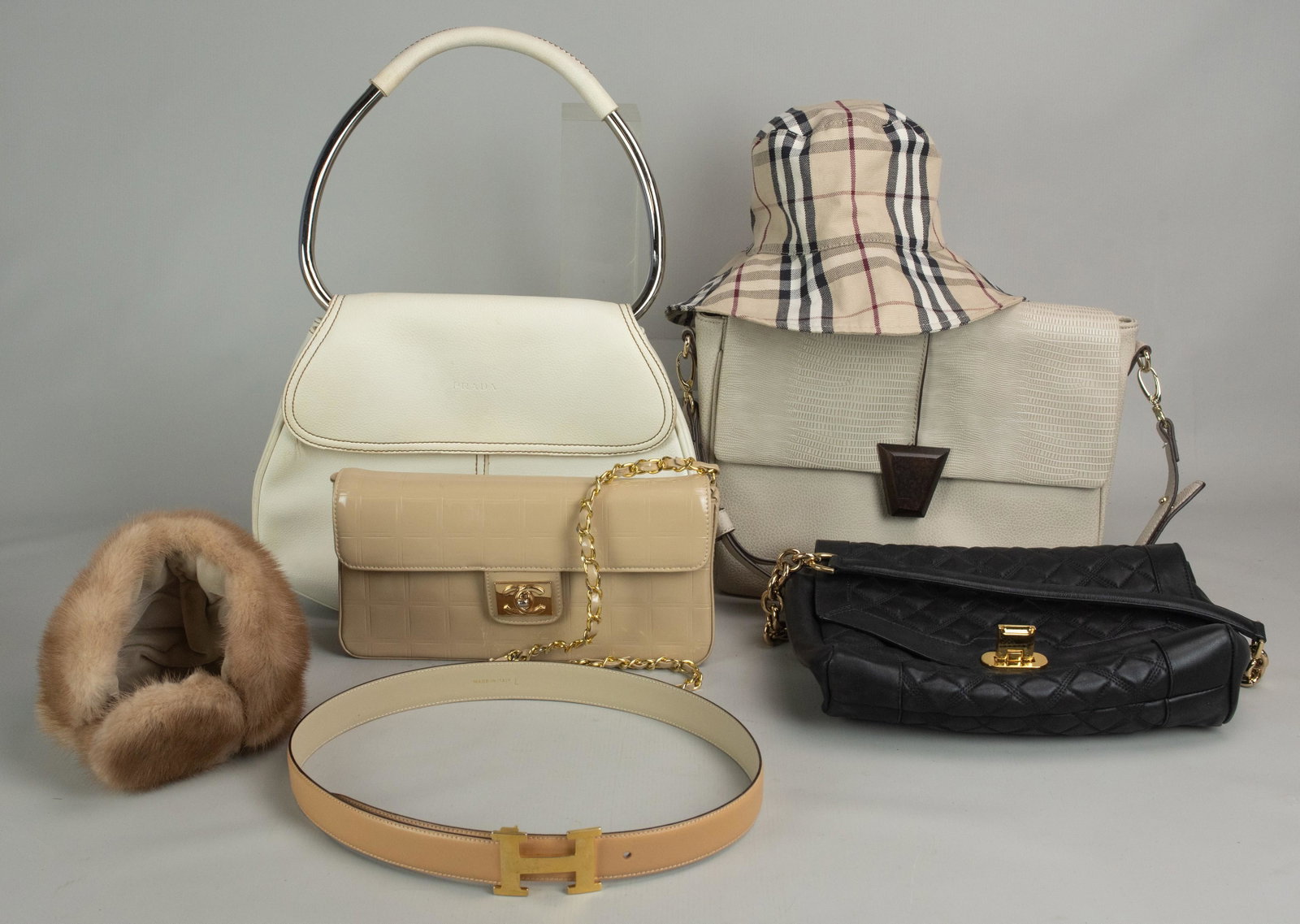 (7) Pc Purse and Hat and Belt Grouping: (7) Pc purse and hat grouping c/o Burberry bucket hat in plaid, fur ear warmer, white leather bag with metal handle, patent clutch with broken strap, leather belt with gold tone hardware, Sondra Rober