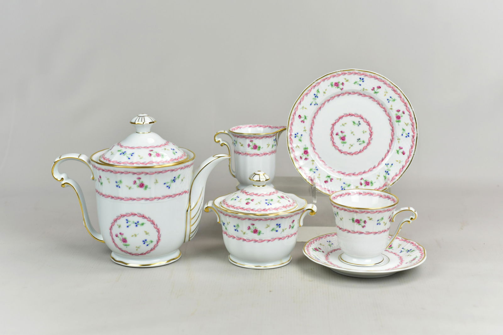 (6) Pc Bernardaud Limoges Tea Set: (6) Pc Bernardaud Limoges tea set in 'Arte Rose' c/o (1) cup, (1) saucer, (1) b + b, teapot, creamer and sugar. No cracks, chips or hairlines.