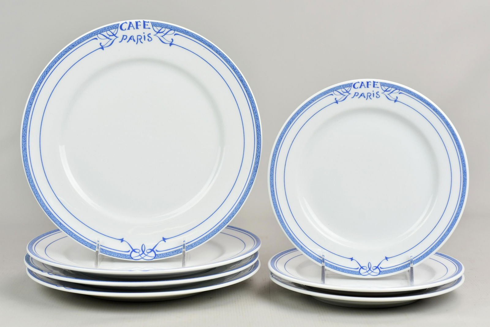(7) Pcs Bernardaud: (7) Pcs Bernardaud 'Cafe Paris Blue' c/o (4) 10-3/8" plates and (3) 8-3/8" plates.