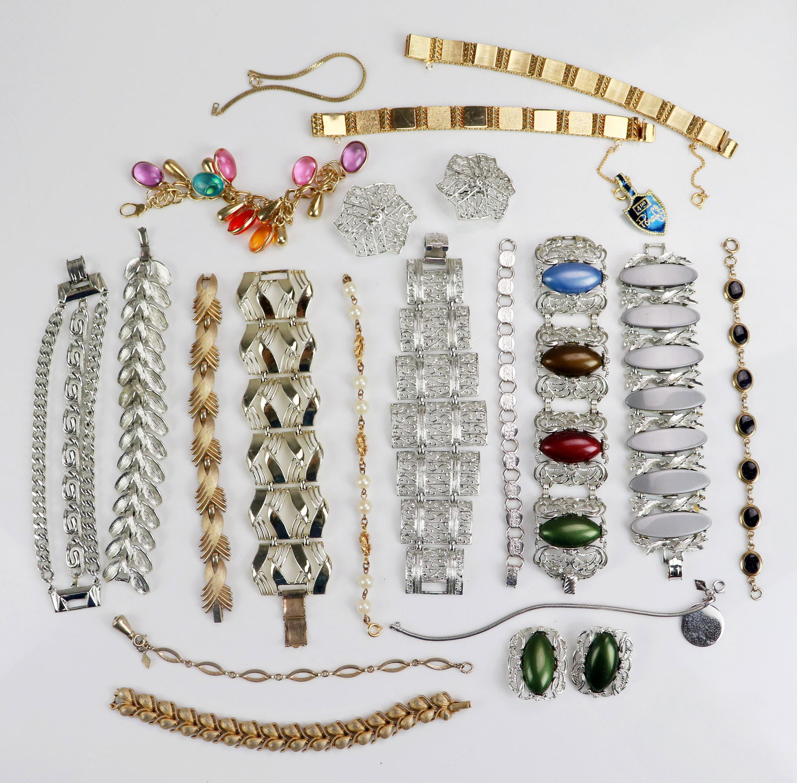 Vintage Bracelet Jewelry Lot: Vintage Bracelet Jewelry Lot C/O; Various bands of vintage bracelets, includes some wide link, panel braclets, Sarah Cov, Trifari,and others.