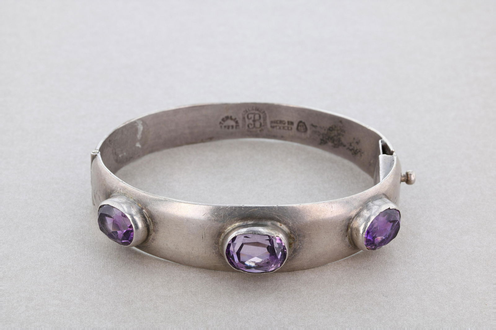 Taller Los Ballesteros Silver Amethyst Bangle (1 of 2)