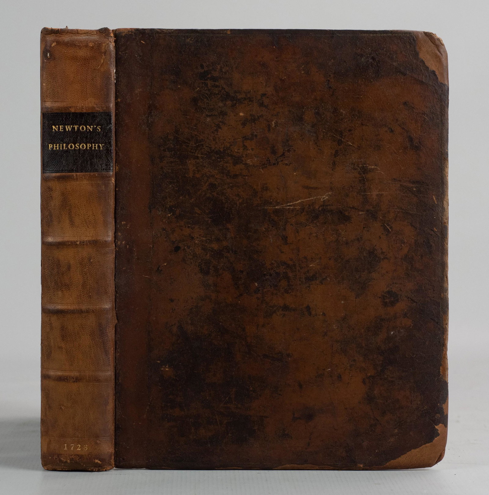 1728 Pemberton's "View of Sir Isaac Newton's: Henry Pemberton "A View of Sir Isaac Newton's Philosophy" (S. Palmer, London 1728); - 4to, - contemp rubbed calf boards with repaired spine - With all 12 folding plates & subscriber list, some annotat
