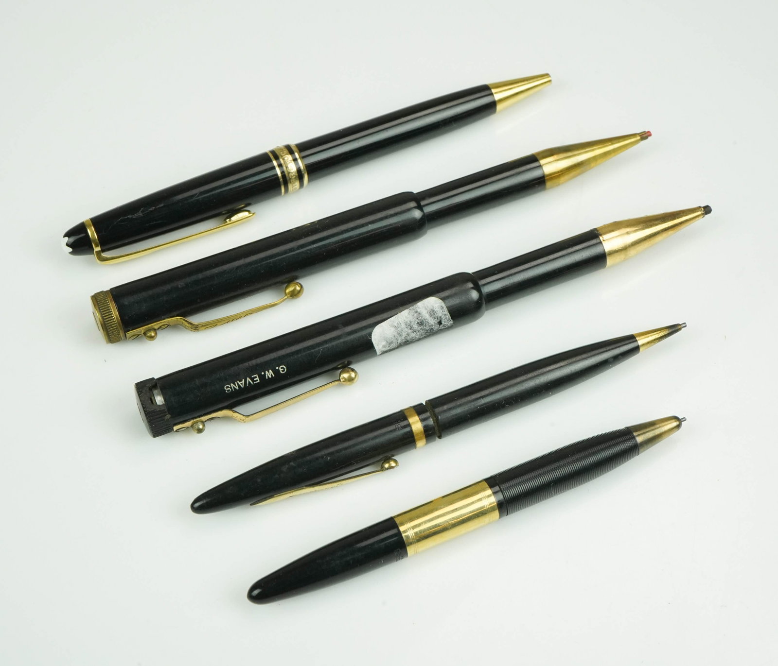 (5) Sheaffers, Montblanc, Nardi: (5) Sheaffers, Montblanc, Nardi c/o (2) Nardi mechanical pencils, (1) with G.W Evans engraved and chip, Sheaffer's mechanical pencil marked Eugene Quintin, Sheaffers mechanical pencil with 14k band ma