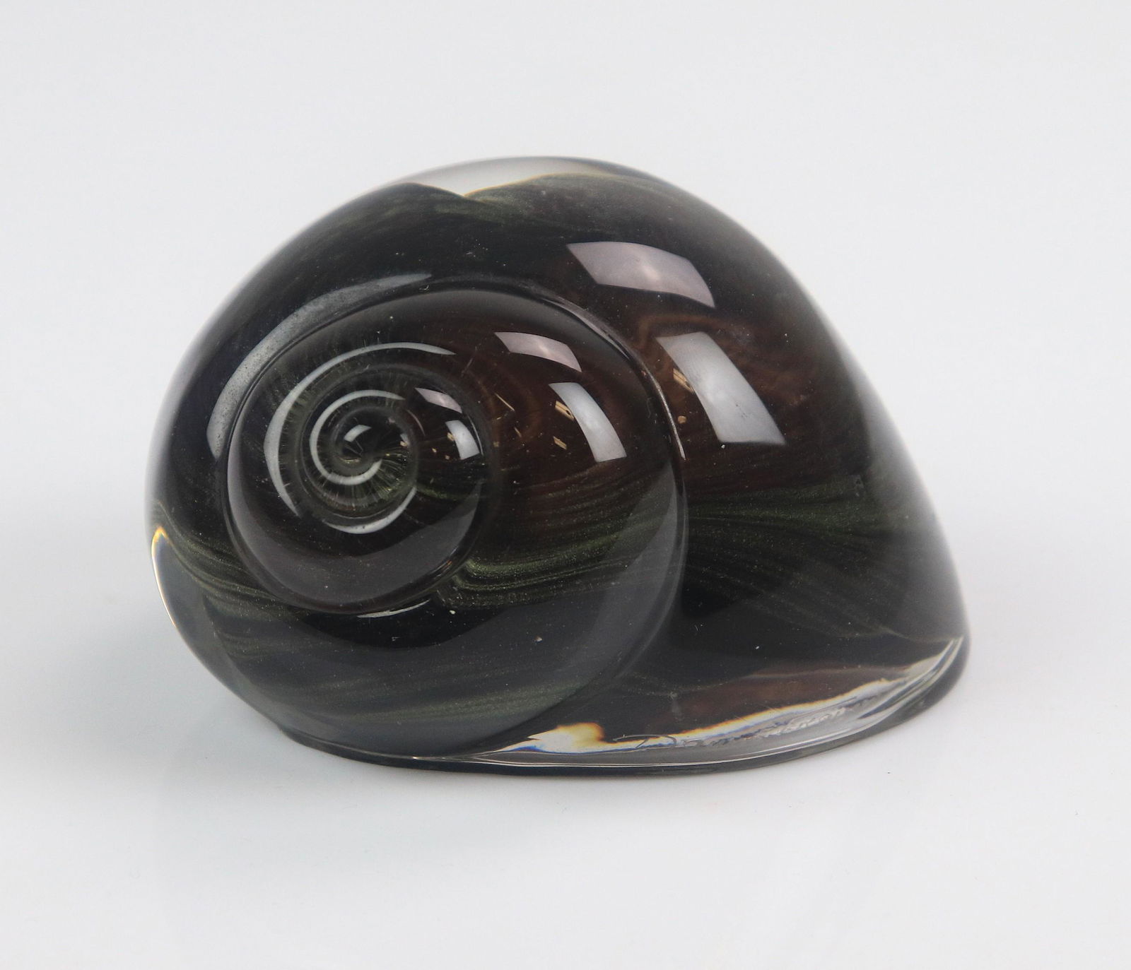 Daum Art Glass Shell Paperweight: Daum art glass paperweight, conch shell, signed " daum France", 2-1/2" h x 4-1/4" w, no condition issues