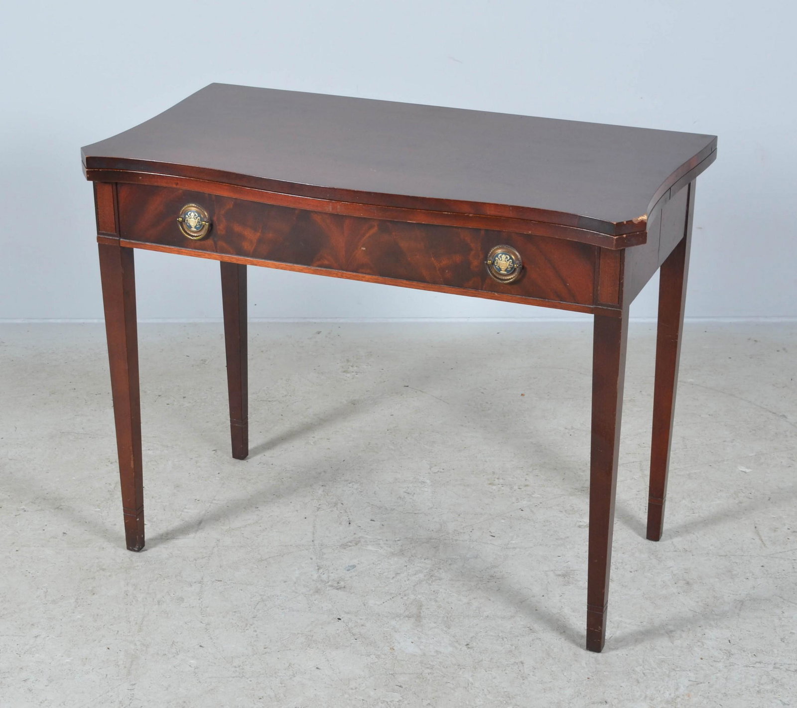 Mahogany Extension Dining Table: Mahogany hepplewhite style extension dining table, missing leaves.