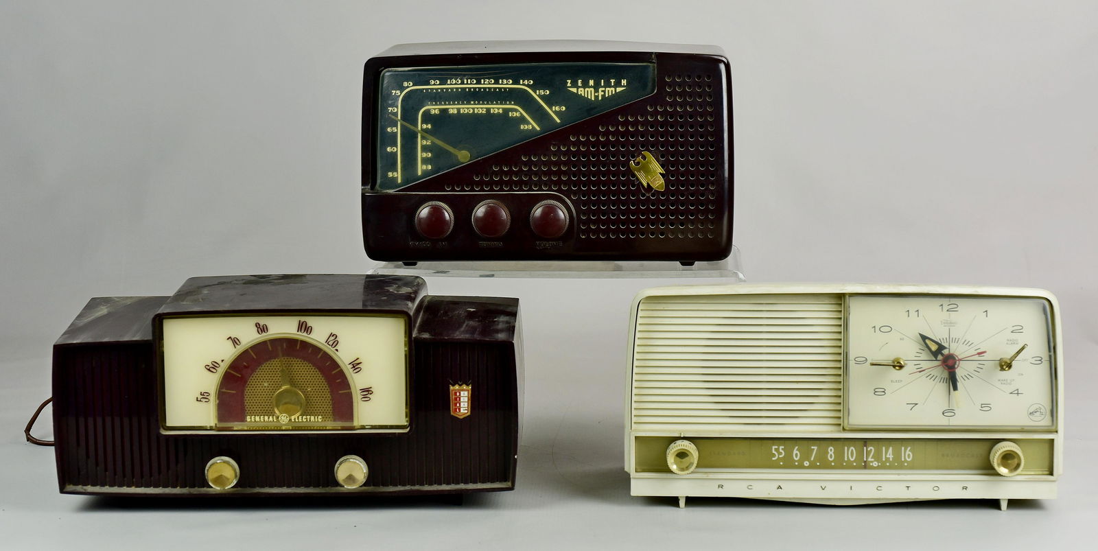 (3) Bakelite and Plastic Radios: (3) Bakelite and plastic radios to include (1) 40's Zenith Armstrong bakelite radio model 7H921Z with eagle emblem, bakelite knob functions, AM/FM. 11-1/2"x6-3/4"x7-1/8", has plug but with cracks, (1)