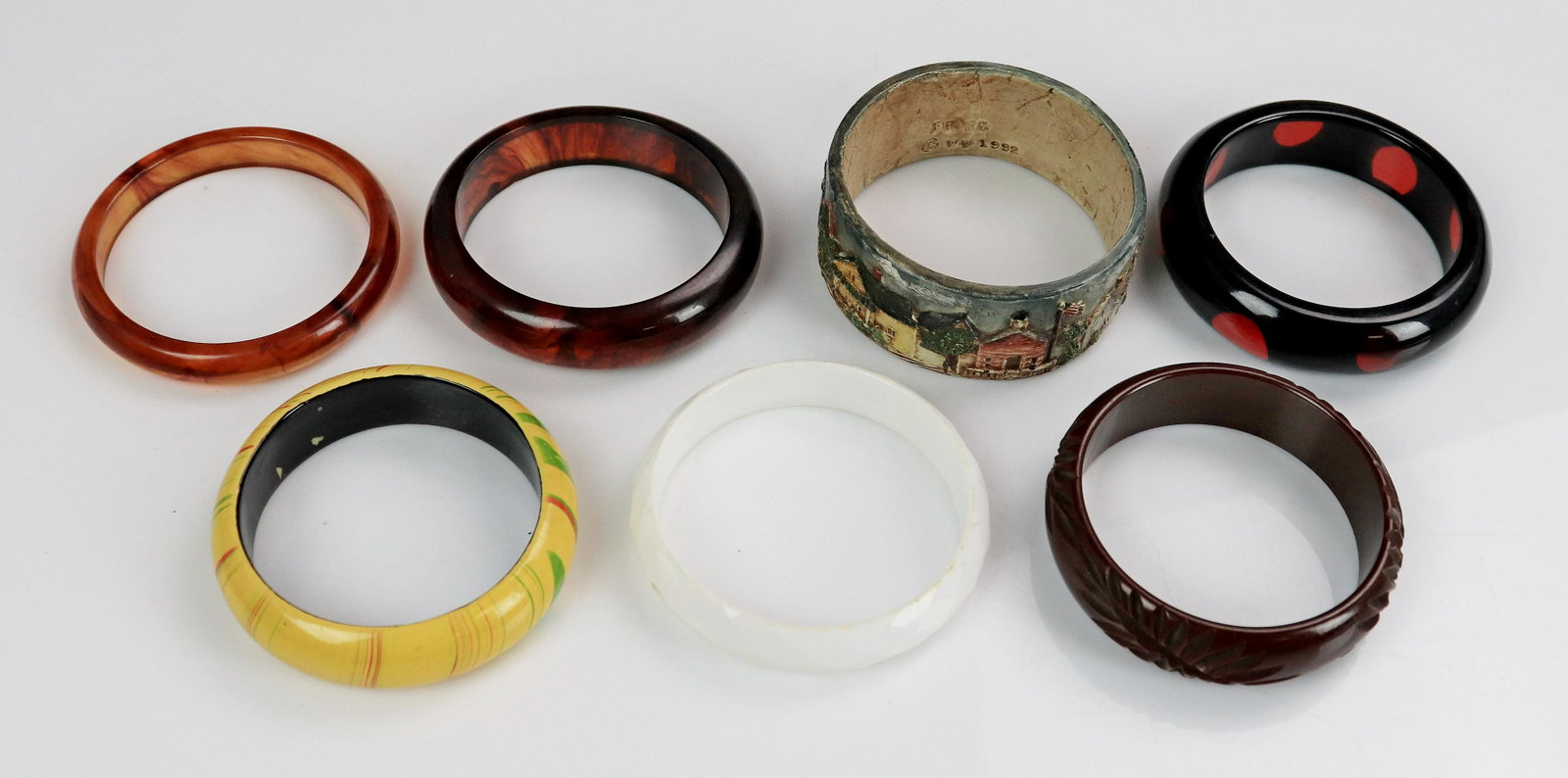 (7) Asstd Bakelite/plastic bangles: (7) Asstd Bakelite/plastic bangles