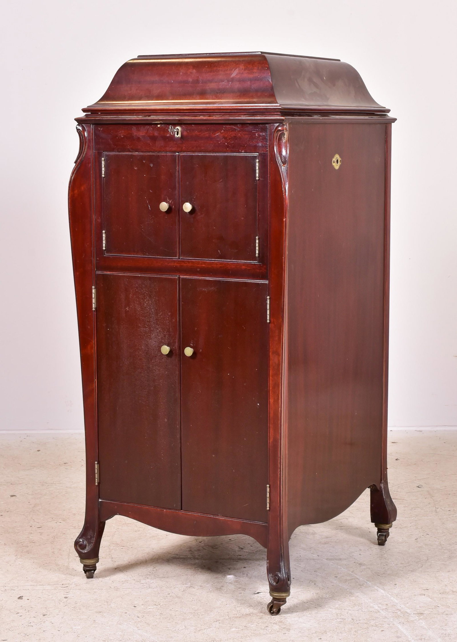 Mahogany Victor VV- XI Floor Model Victrola: Mahogany Victor VV- XI Floor Model Victrola, winds and plays sluggishly, lock is removed but present