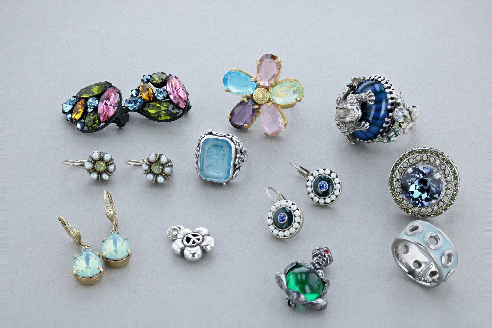 (11) pcs Sorrelli, Coach, Ollipop jewelry: (11) pc jeweller lot C/O; (2) rings signed coach sz.7, (1) frog ollipop ring, open back, (1) Sorelli green crystal ring, open back, (4) pairs of unsigned fashion earrings, (1) small peace pendant, (1)