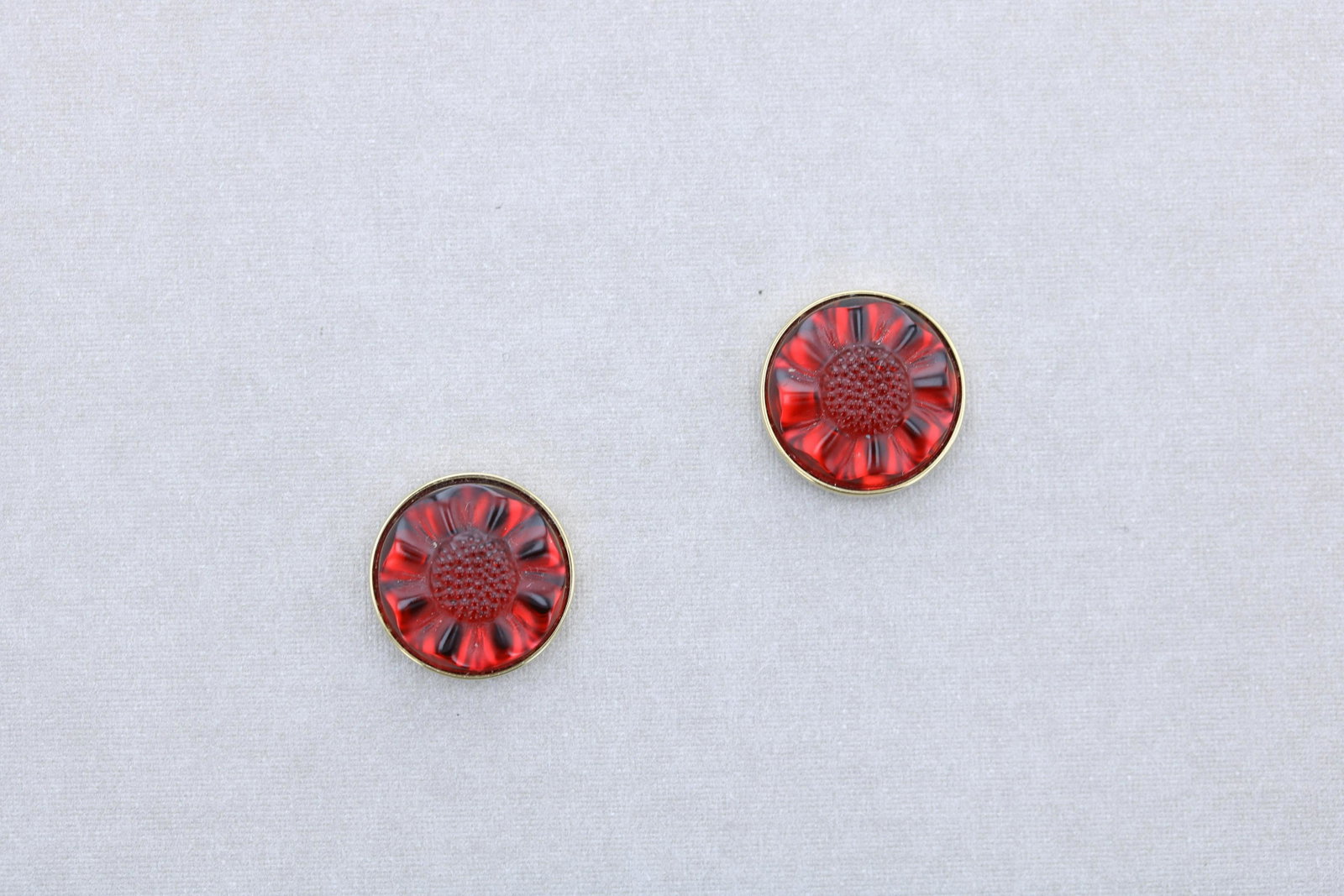 Lalique Paris Fleur Daisy Earrings: Lalique Paris Fleur Red Daisy Earrings Gold plated, in Org. pouch, 13.4mm