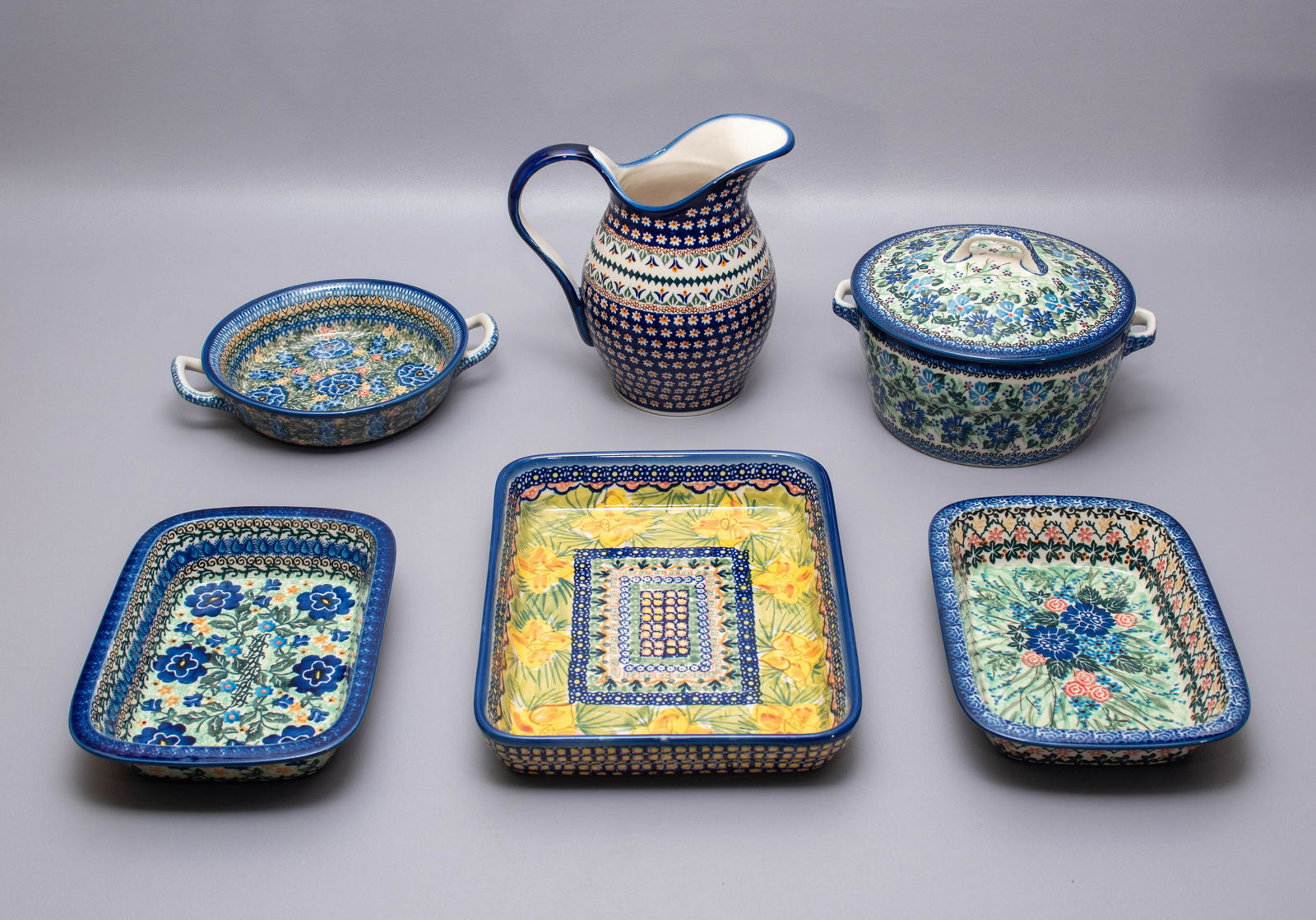 (6) Pcs Unikat Boleslawiec Pottery: (6) Pcs Unikat Boleslawiec pottery, Poland, c/o pitcher hand signed Magda Rzeferra, covered casserole 1810, 2007 Ultimate Bakeware collection 1757 round double handled serving bowl hand signed Teresa