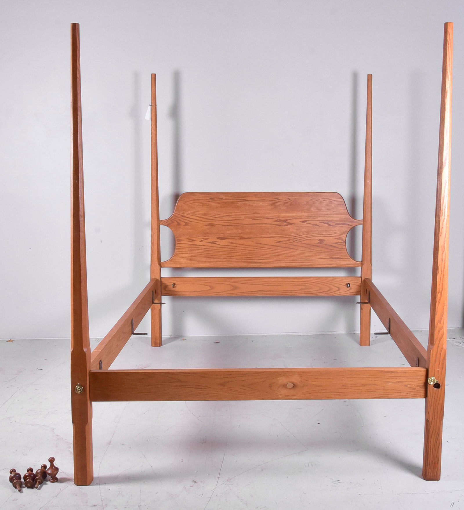 Oak 4 post Queen size bed: Oak 4 post Queen size bed, 65"w x 85"h, replaced finials