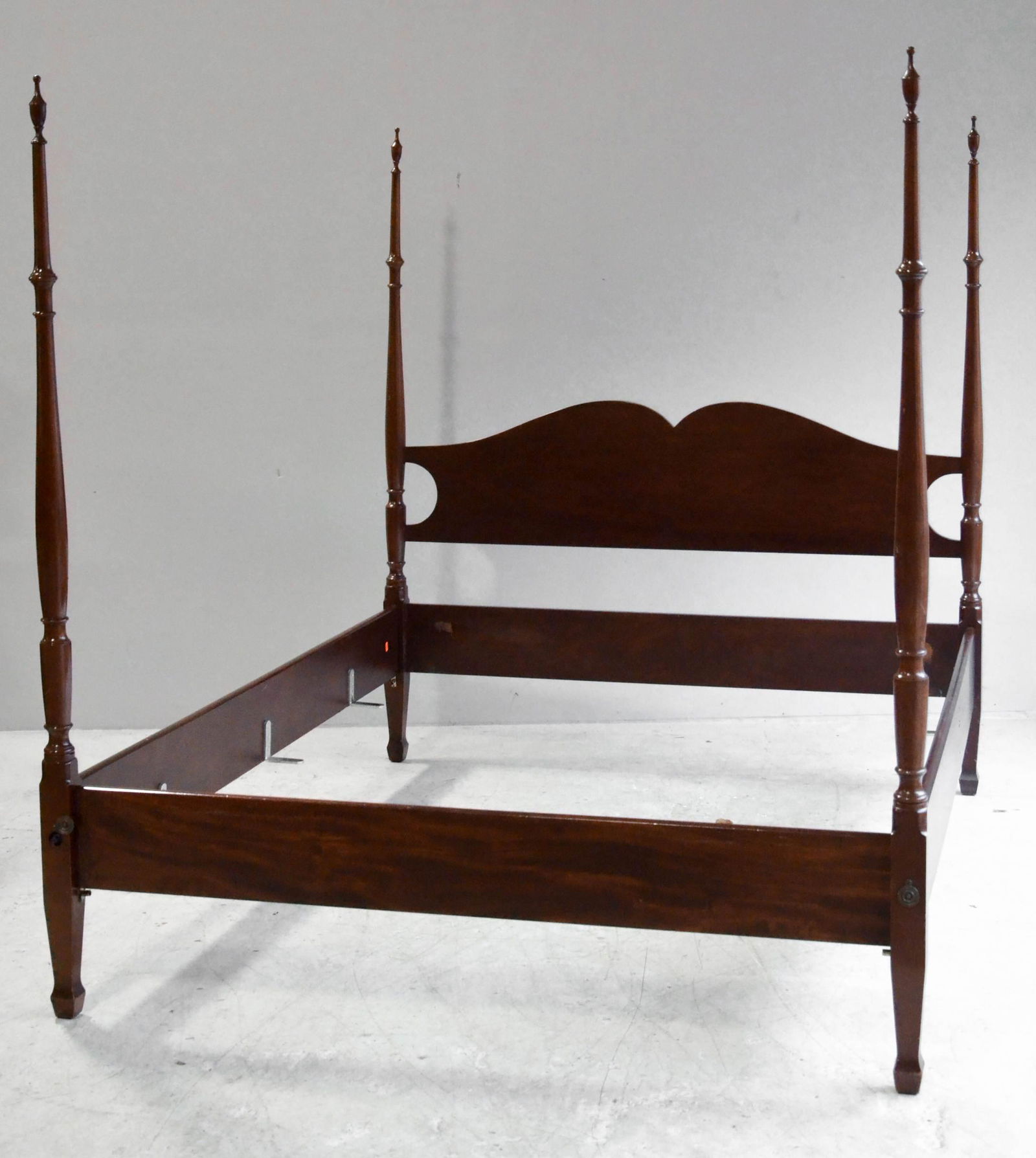 Sheraton style mahogany Queen size 4 poster bed: Sheraton style mahogany Queen size 4 poster bed, 71"h x 65"w