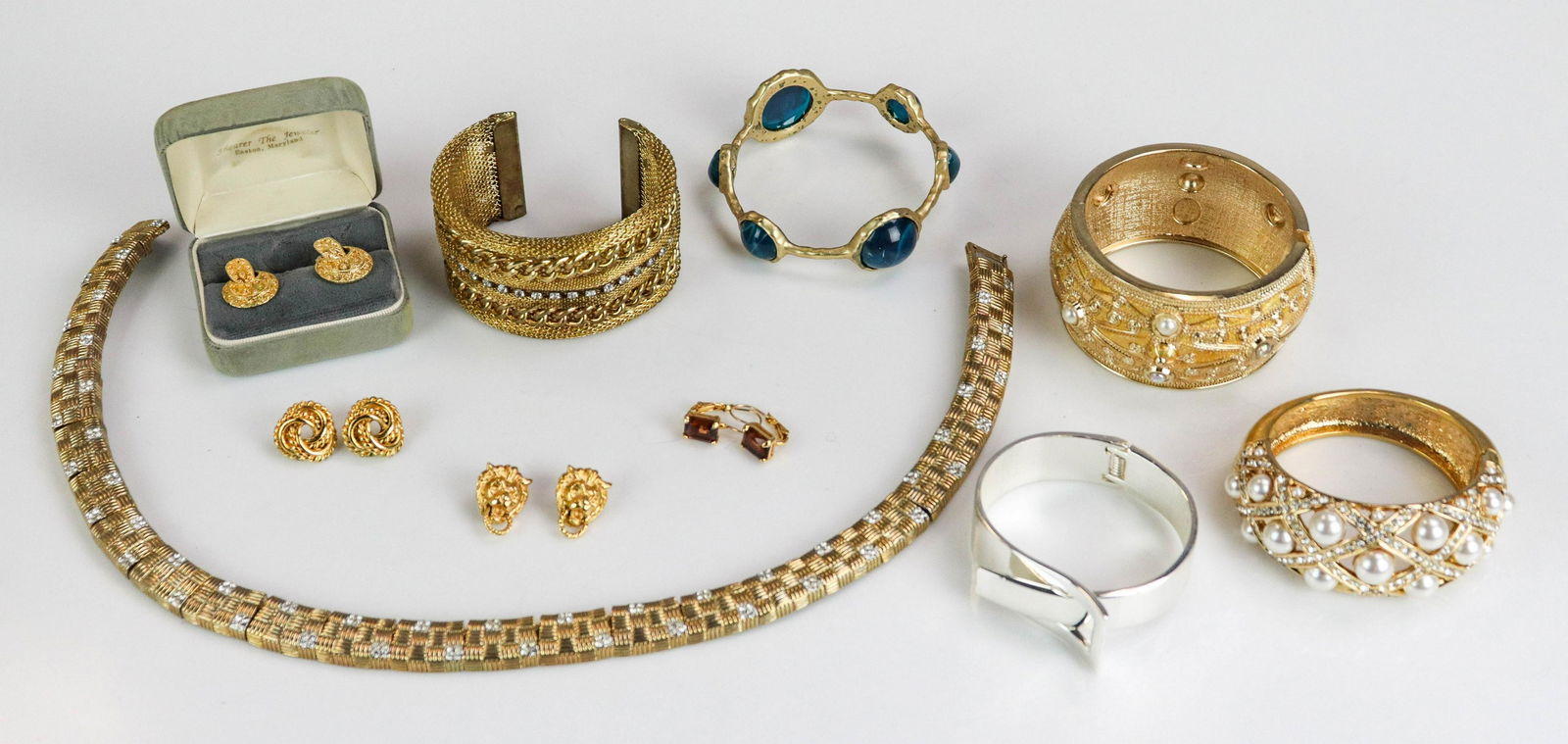 (10)Pc Bold Fashion Statement Jewelry: (10) Pc Bold Fashion Statement Jewelry; Lot C/O; (5) Large Bangles, (4) pairs of gold tone earrings, for pierced ears, and (1) bold cross hatch link design collar necklace. unsigned pieces.