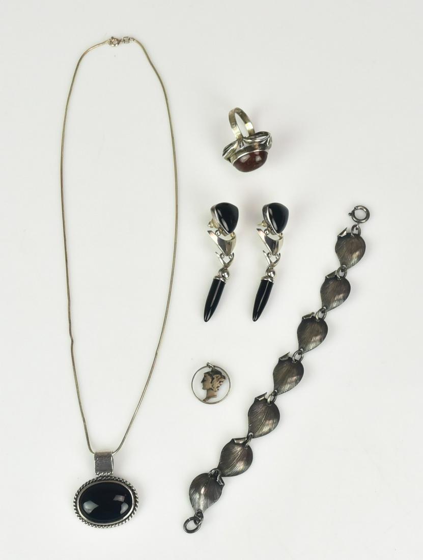 (5) Modern Sterling Silver Jewerly Lot: (5) Modern Sterlung Silver Jewelry Lot C/O: (1)Oval Onyx slider pendant on a silver snale chain, (1) Mercury dime charm, (1)7" leaf bracelet; (1) silver amber ring sz. 8; (1) pair of modern onyx drop