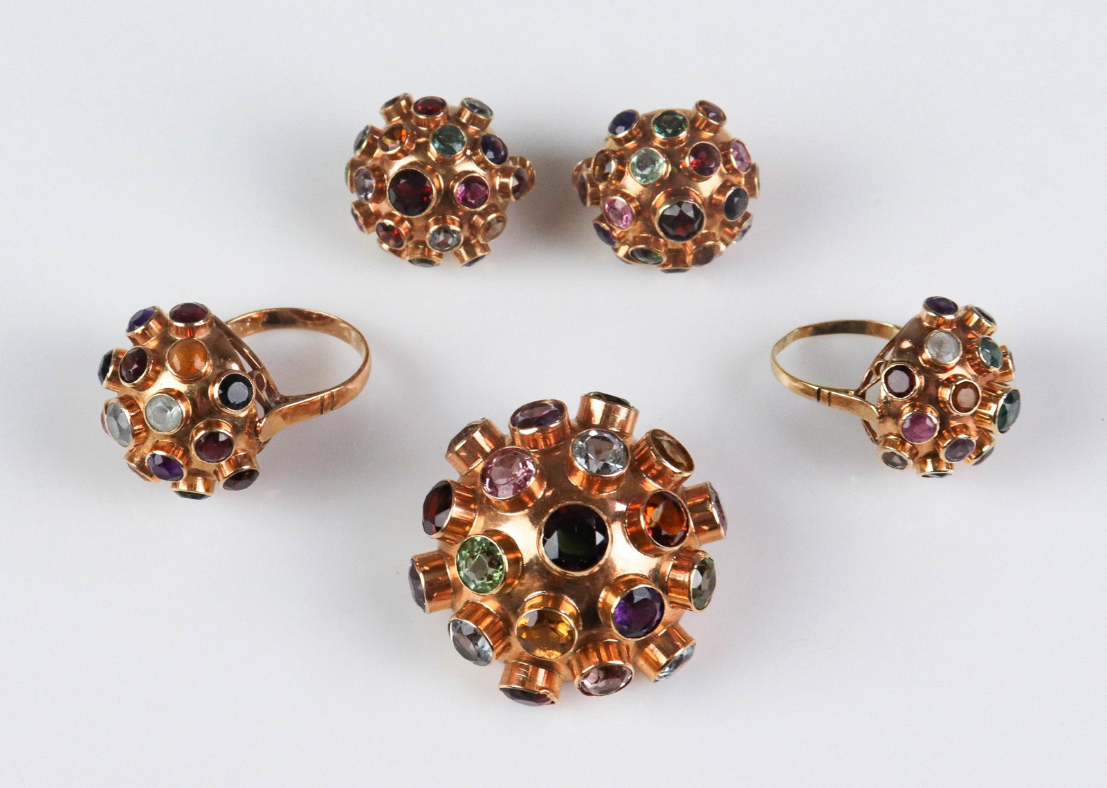 (4) Pc 60s Style Gemstone Sputnik Jewelry: (4) Pc 60s style Gemstone sputnik jewelry Lot C/O: (2) rings sz, 3.75, and SZ.6 ,( 1) Set of Earrings and (1) brooch; Unmarked testing at 14K; 18.9 Dwt.Small chip to one stone, some roughness to stone