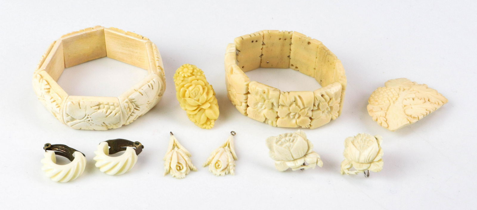 Vintage Jewelry Group: Vintage Jewelry Group; C/O: (2) stretch bracelets, (1) ring, sz. 4.5 (1) pin, (2) earring sets and (2) Matching pendants.