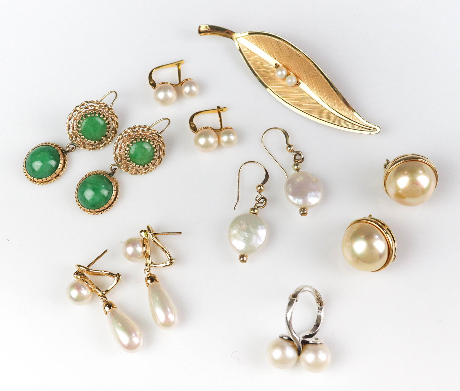 (7) Pc Pearl Jewelry Lot: (7) Pc Pearl jewelry, lot C/O: (1) unmarked GF green stone Drop earrings; 1.5" drop; (1) pair of GF coin pearl earrings, (1) pair of sterling silver drop earrings with a gold finish; (1) sterling silv