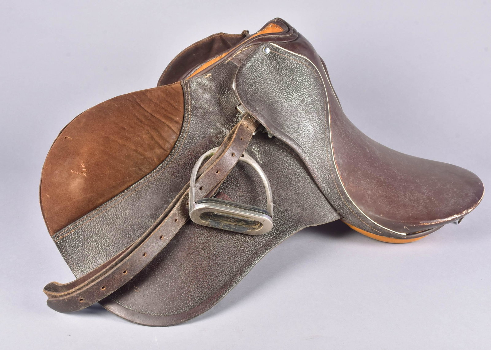 Leather Close Contact Saddle and Bag: Leather close contact saddle and bag, marked Catherine Thomas at back, 15-1/2" seat, includes lined carrying bag.