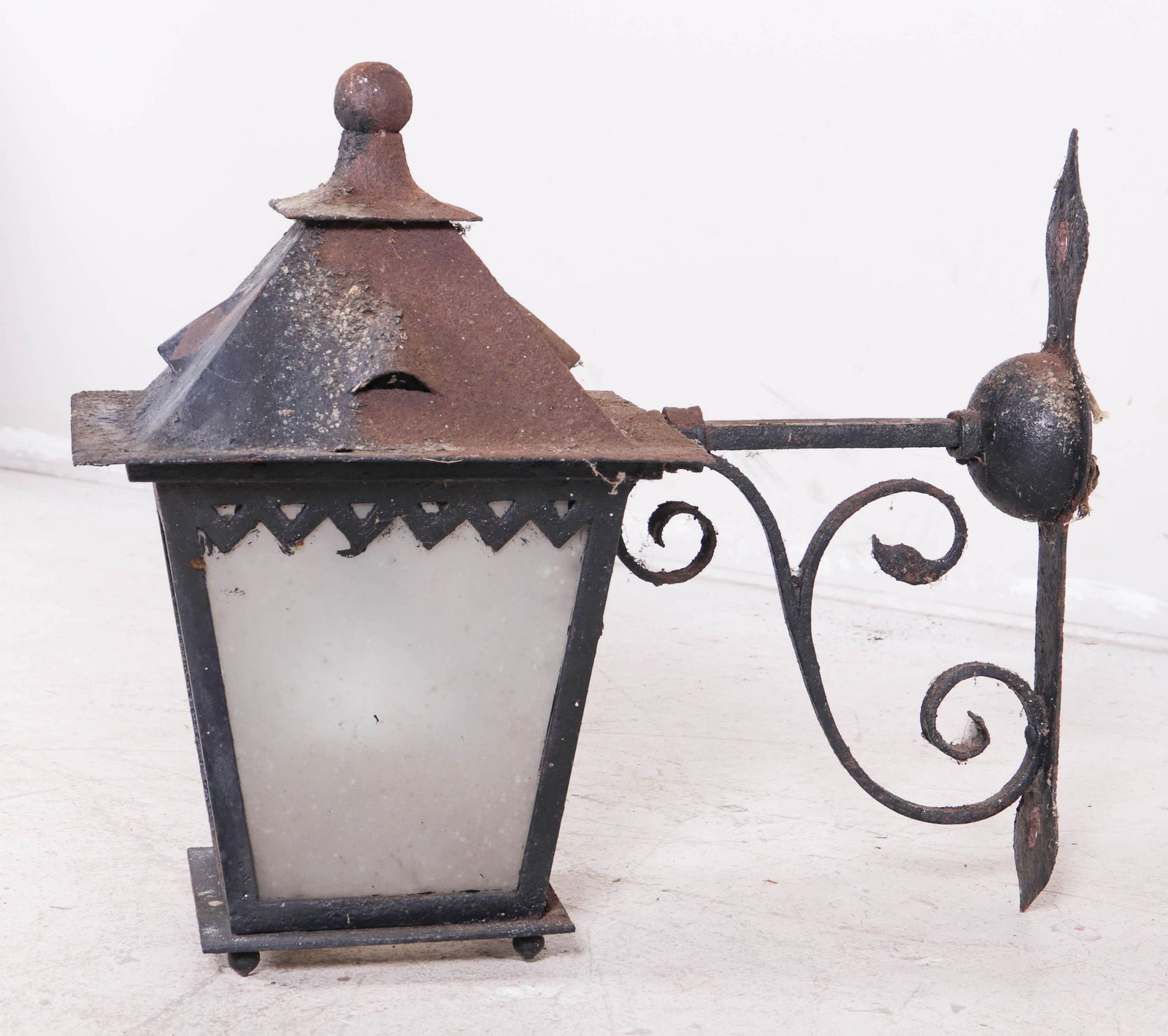 Hanging black metal lantern (1 of 1)