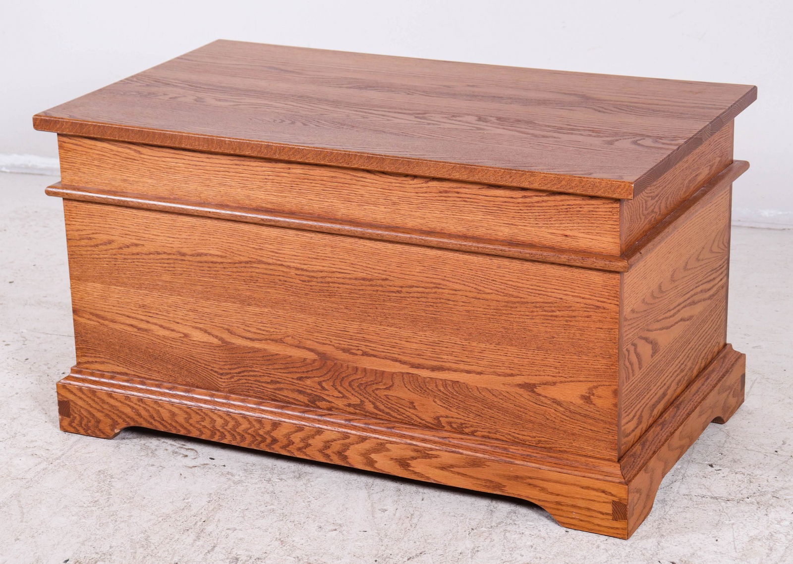 Oak cedar chest (1 of 1)