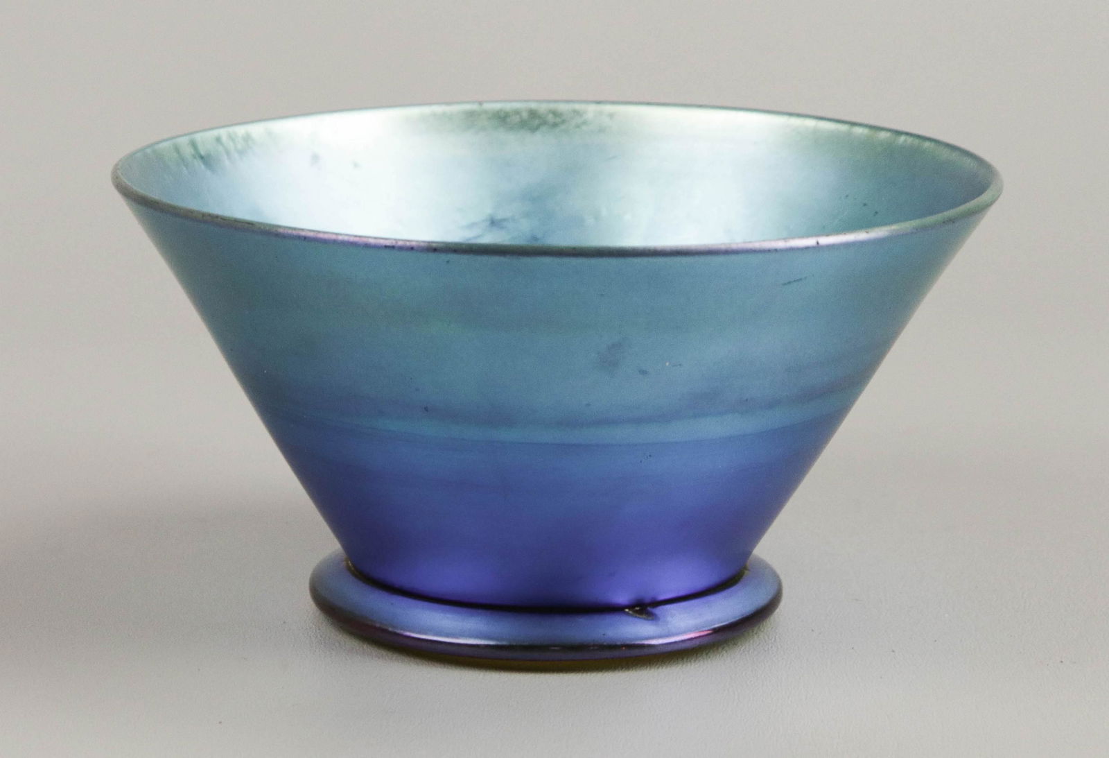 Durand Art Glass Footed Bowl (1 of 3)