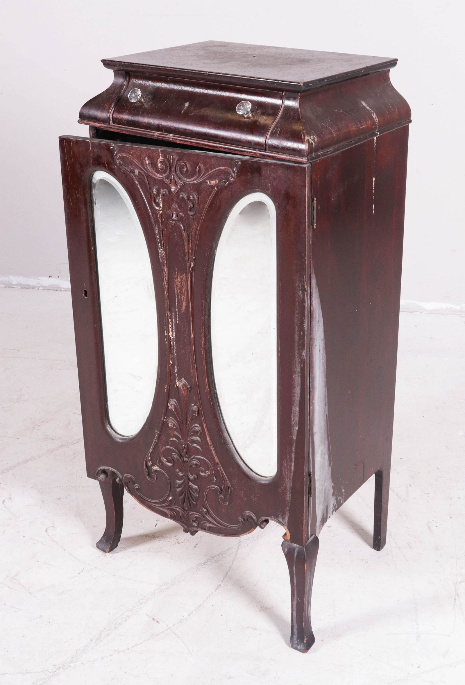 Mahogany record storage cabinet (1 of 1)