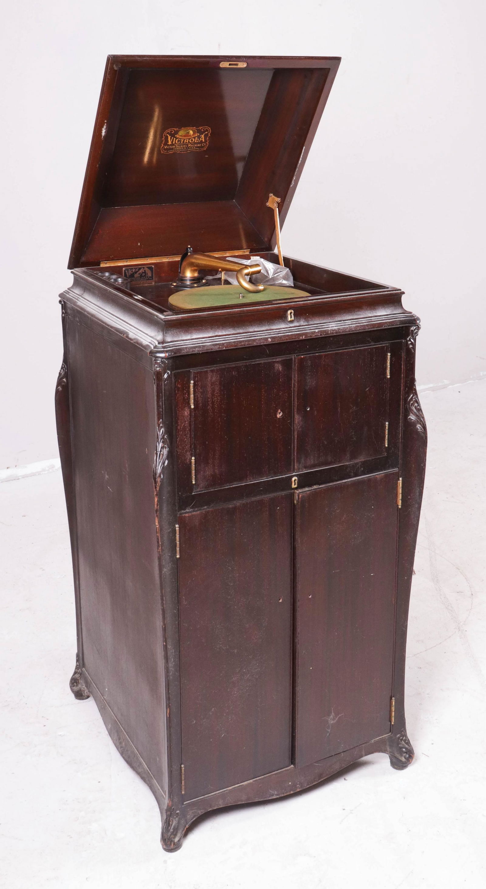Mahogany Victor VV-XVI upright victrola (1 of 4)