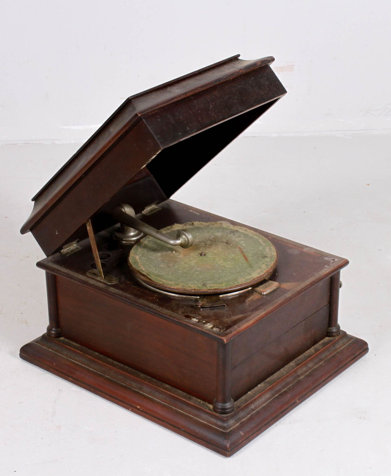 Mahogany American Graphophone Co number top disk record (1 of 4)