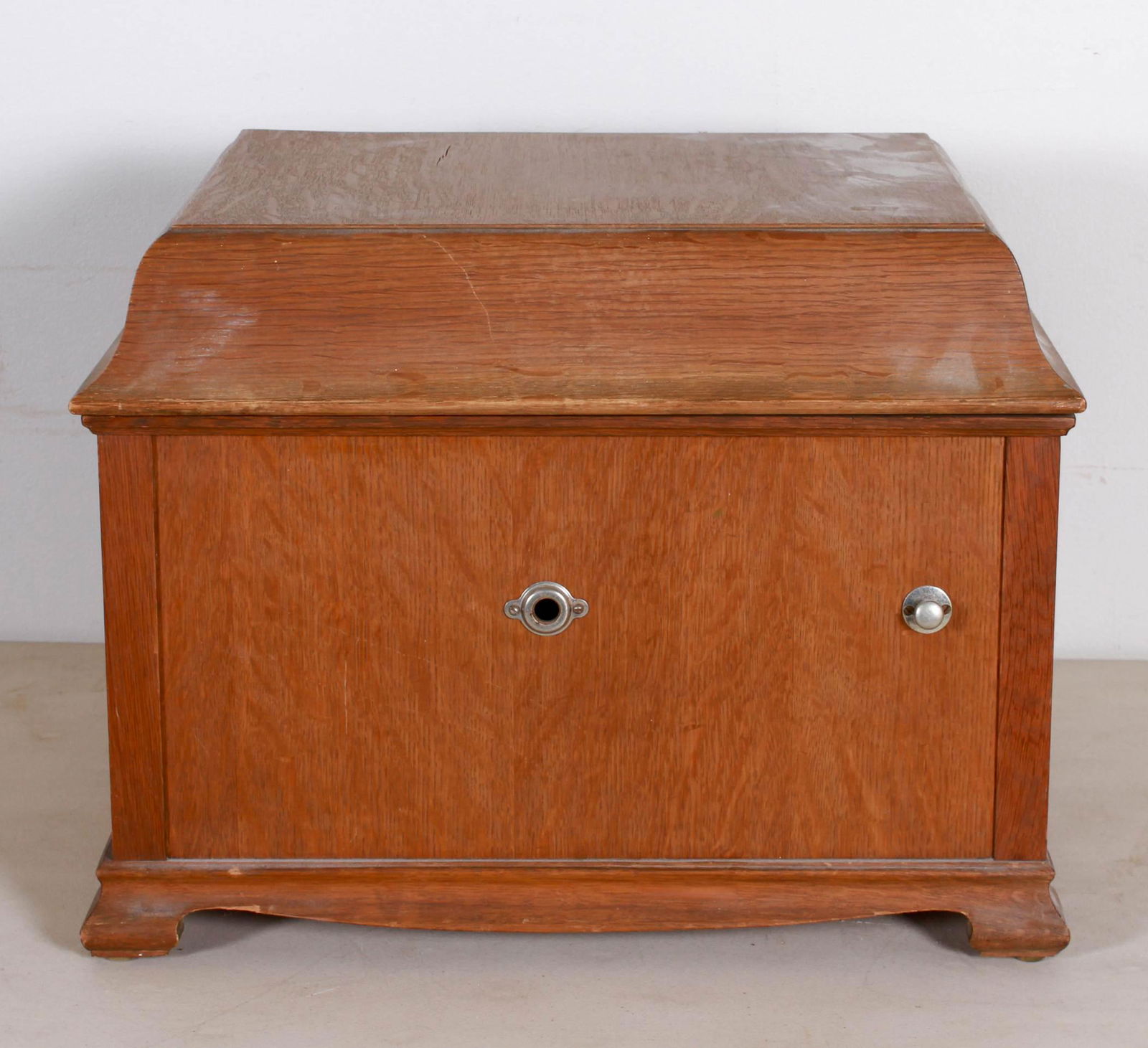 Oak Brunswick Model 105M tabletop disk record player (1 of 9)