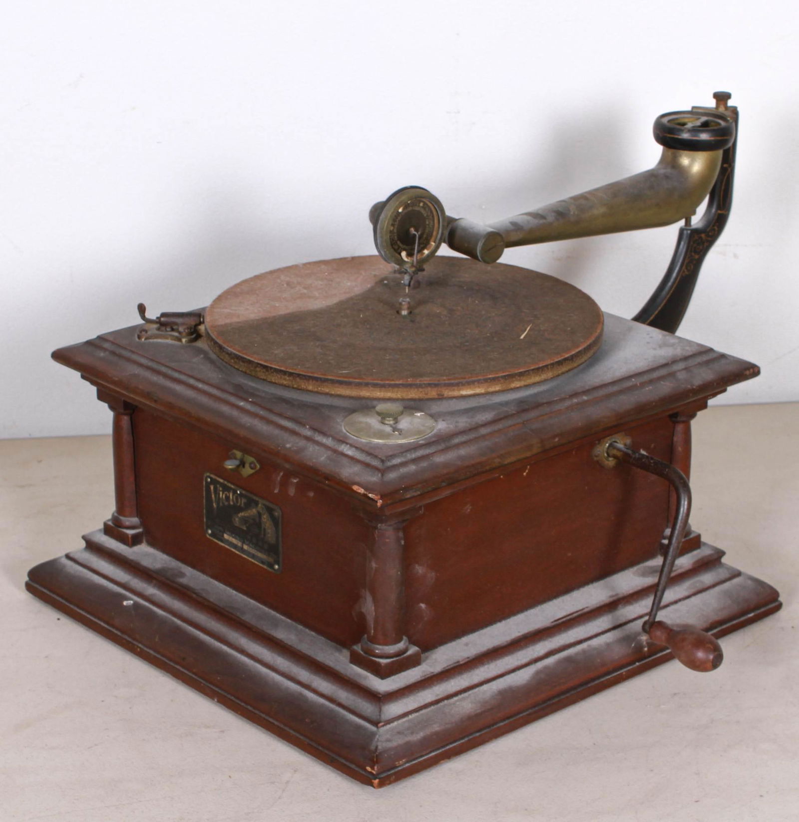 Mahogany Victor Vic-IV disc record player: Mahogany Victor Vic-IV disc record player, with tone arm, reproducer and crank, runs when wound, lacking horn, case in good dusty original finish, 14"sq