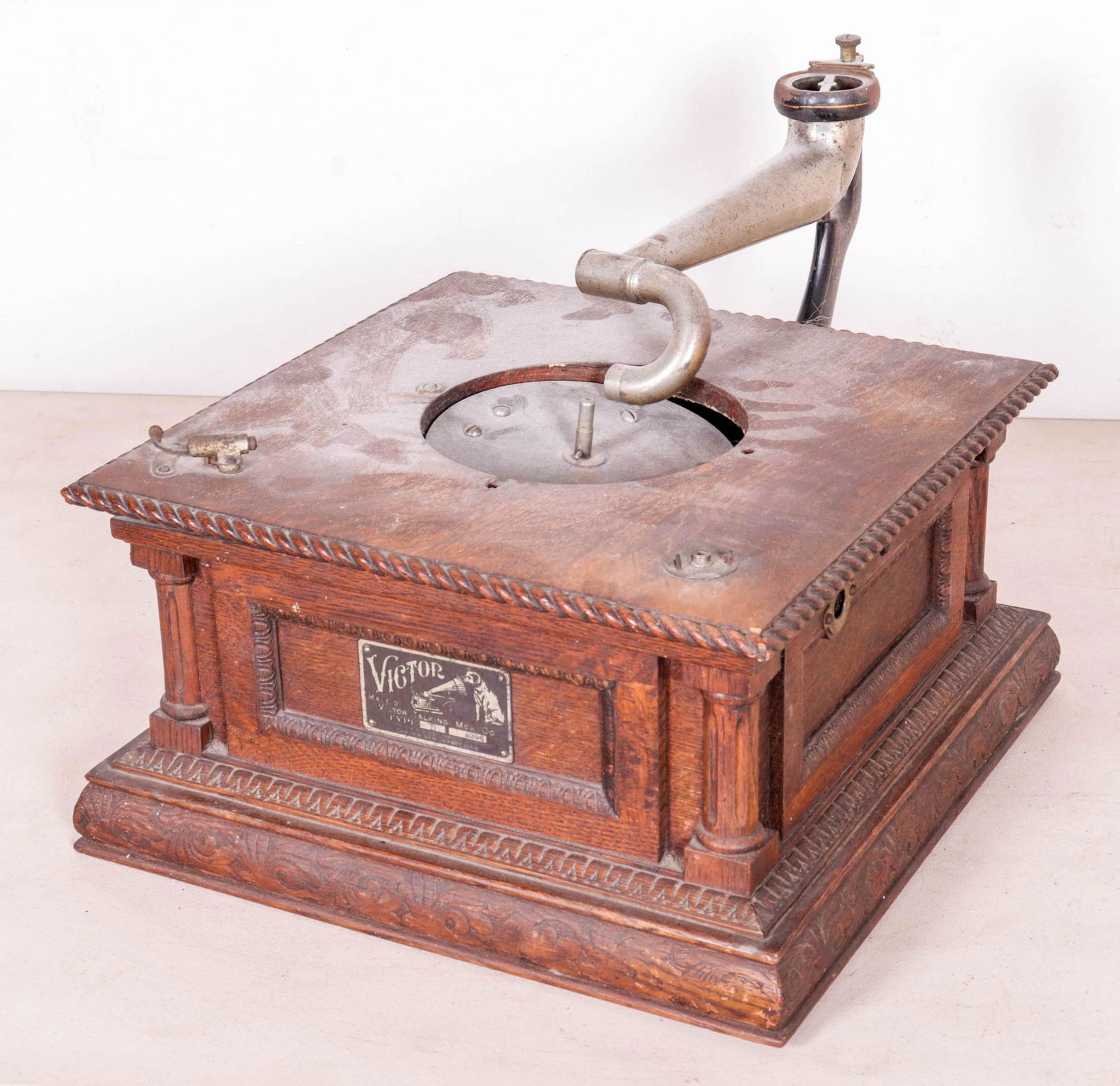 Victor oak type D disc phonograph (1 of 2)