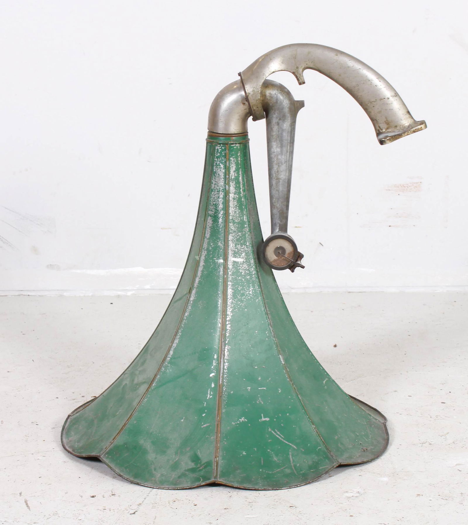 8 panel Columbia green painted tin horn (1 of 4)