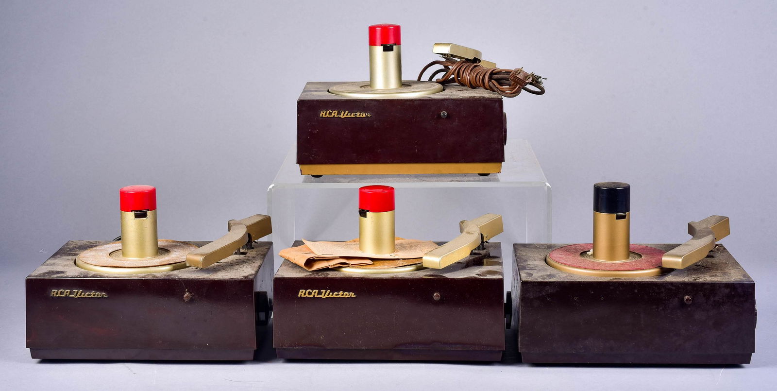 (4) RCA Victor 9-JY 45RPM disc record players: (4) RCA Victor 9-JY 45RPM disc record players